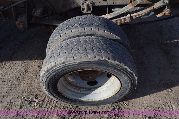 image for item L1008 2004 Ford F450 Super Duty truck chassis