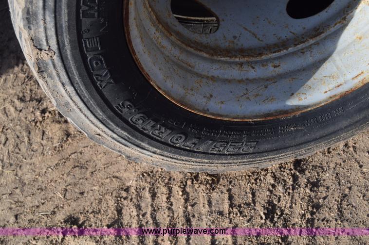 image for item L1008 2004 Ford F450 Super Duty truck chassis