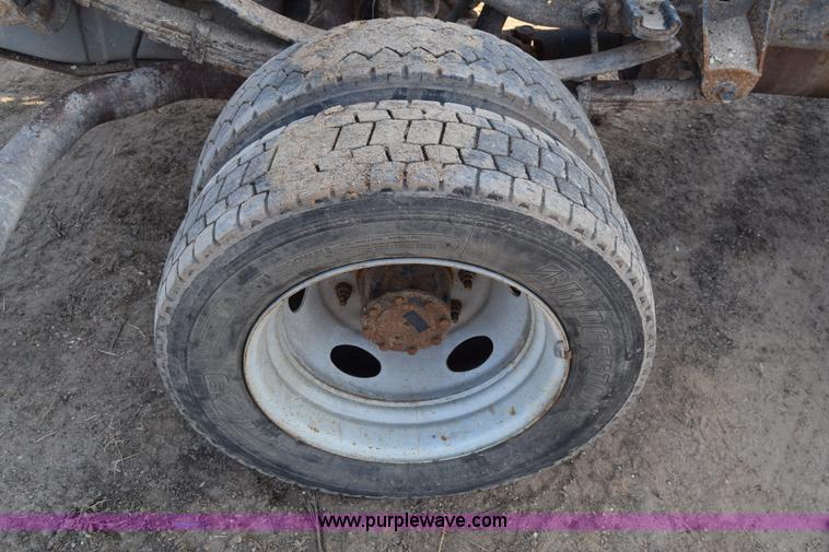 image for item L1008 2004 Ford F450 Super Duty truck chassis