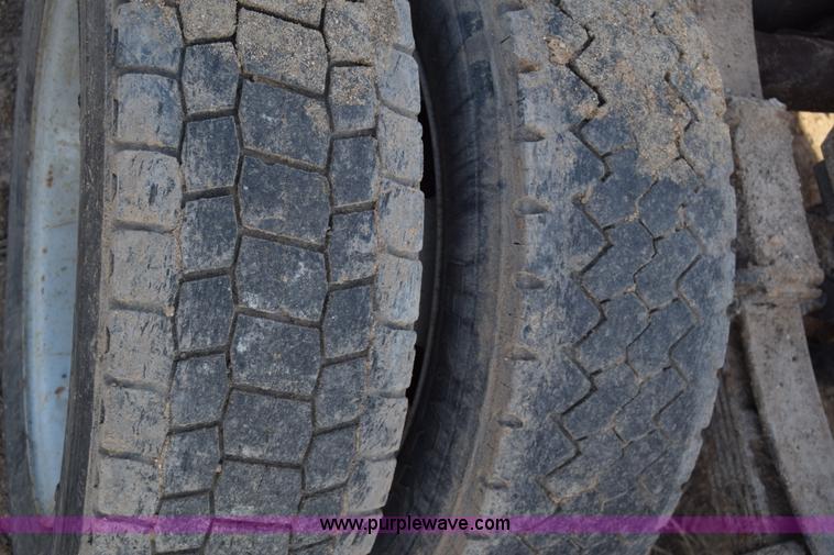 image for item L1008 2004 Ford F450 Super Duty truck chassis