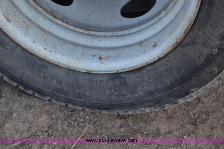 image for item L1008 2004 Ford F450 Super Duty truck chassis