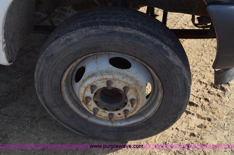 image for item L1008 2004 Ford F450 Super Duty truck chassis