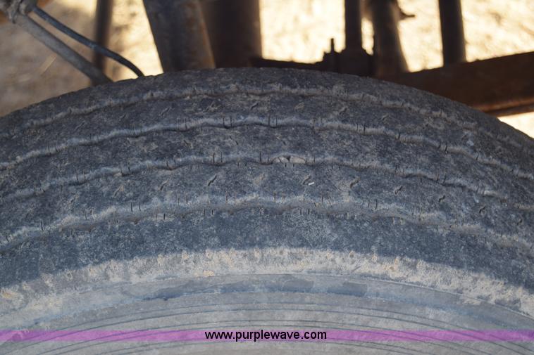 image for item L1008 2004 Ford F450 Super Duty truck chassis