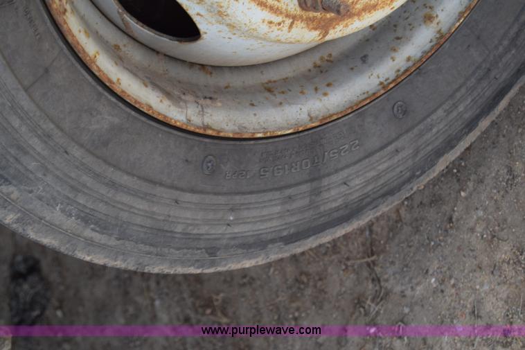 image for item L1008 2004 Ford F450 Super Duty truck chassis