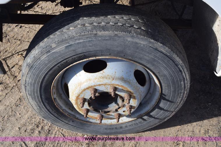 image for item L1008 2004 Ford F450 Super Duty truck chassis