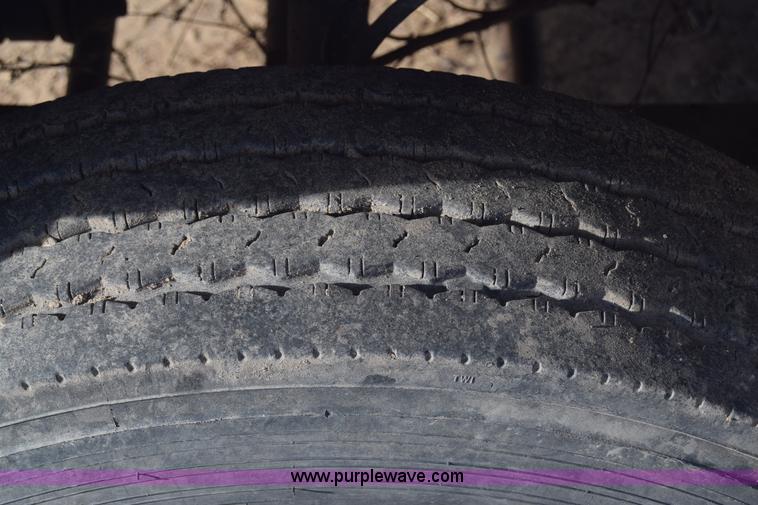 image for item L1008 2004 Ford F450 Super Duty truck chassis