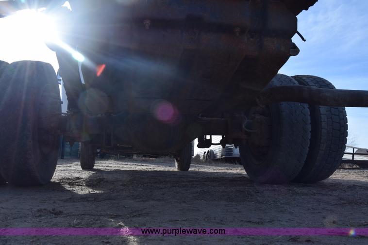 image for item L1008 2004 Ford F450 Super Duty truck chassis