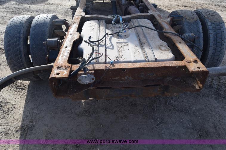 image for item L1008 2004 Ford F450 Super Duty truck chassis