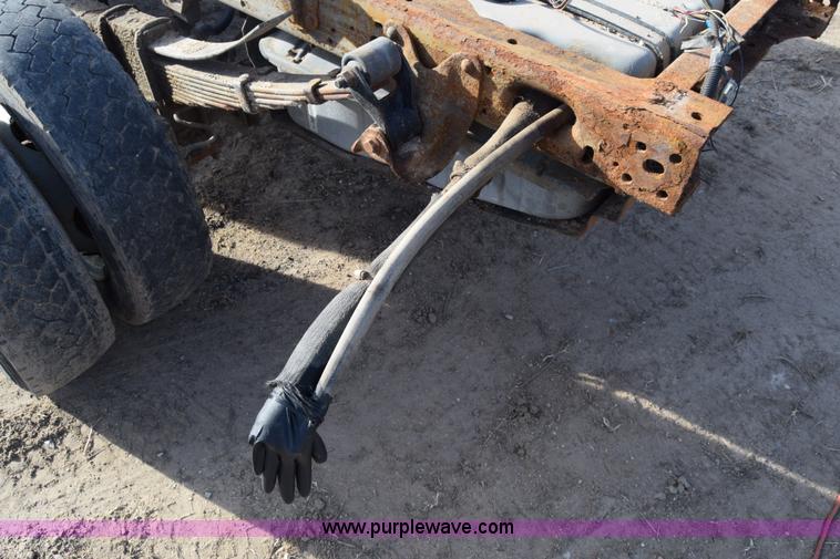 image for item L1008 2004 Ford F450 Super Duty truck chassis
