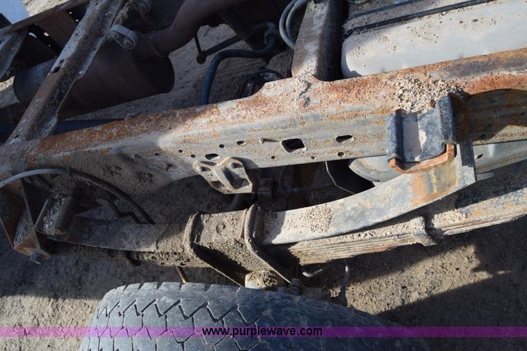 image for item L1008 2004 Ford F450 Super Duty truck chassis