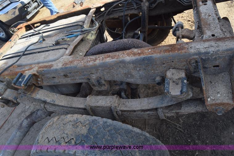 image for item L1008 2004 Ford F450 Super Duty truck chassis