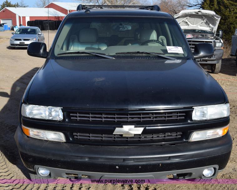 image for item L1009 2003 Chevrolet Suburban 1500 SUV