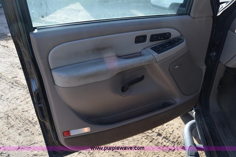 image for item L1009 2003 Chevrolet Suburban 1500 SUV