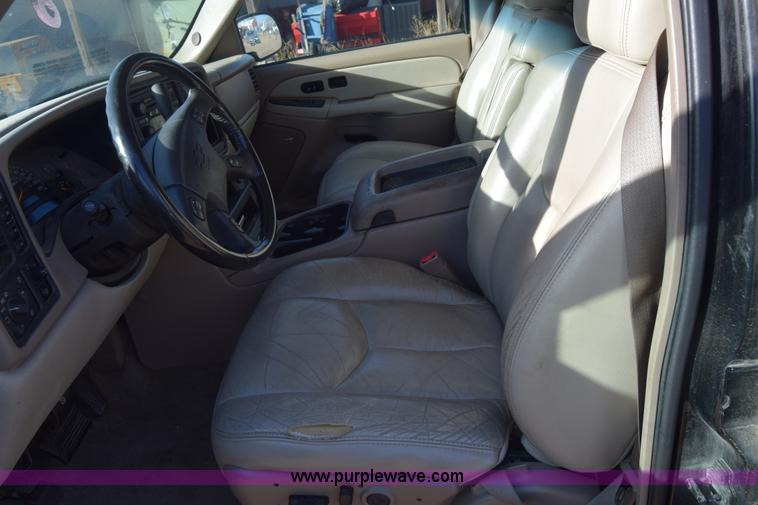 image for item L1009 2003 Chevrolet Suburban 1500 SUV