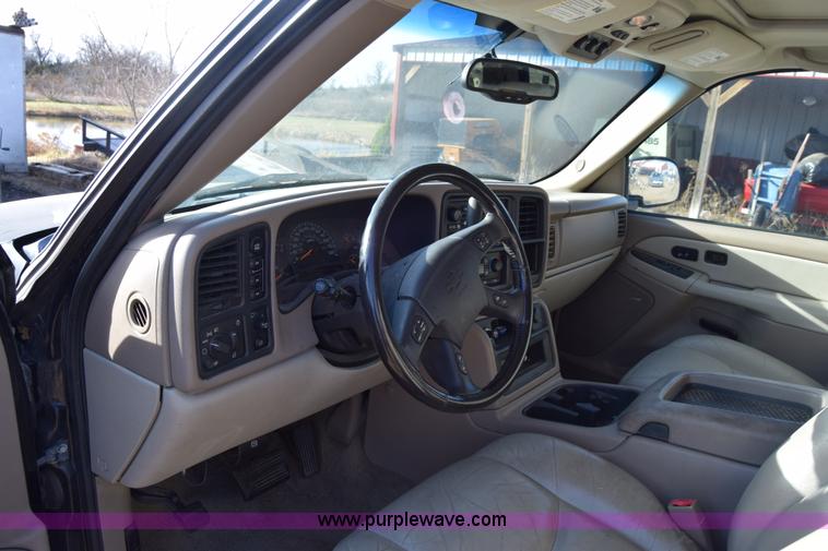 image for item L1009 2003 Chevrolet Suburban 1500 SUV