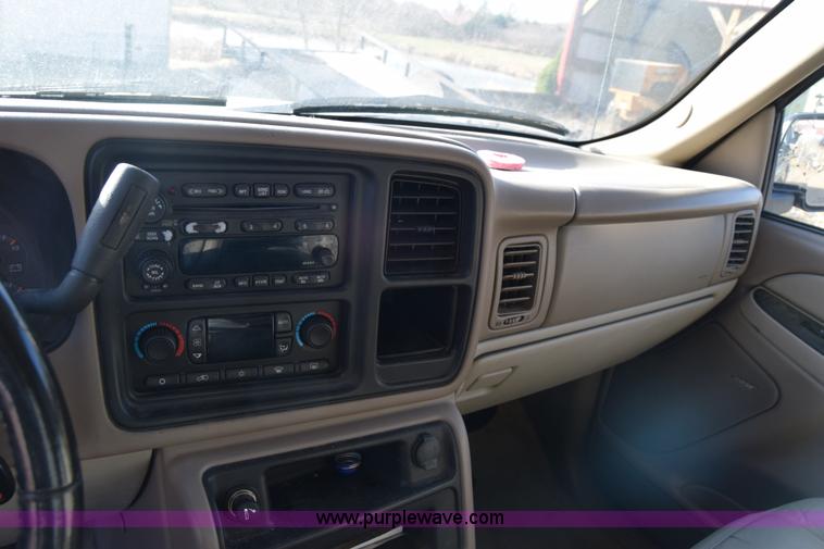 image for item L1009 2003 Chevrolet Suburban 1500 SUV