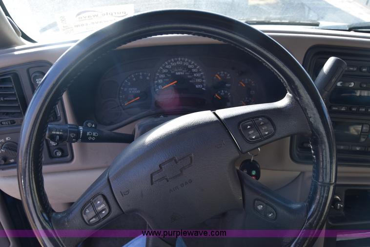image for item L1009 2003 Chevrolet Suburban 1500 SUV
