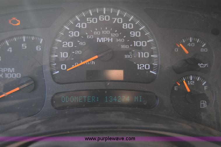 image for item L1009 2003 Chevrolet Suburban 1500 SUV