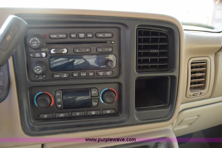 image for item L1009 2003 Chevrolet Suburban 1500 SUV