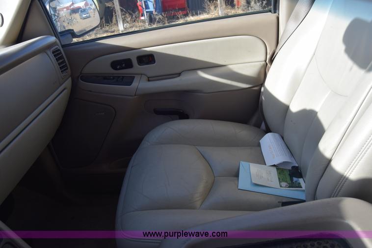 image for item L1009 2003 Chevrolet Suburban 1500 SUV