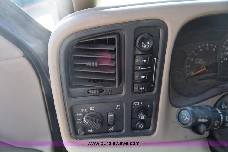 image for item L1009 2003 Chevrolet Suburban 1500 SUV