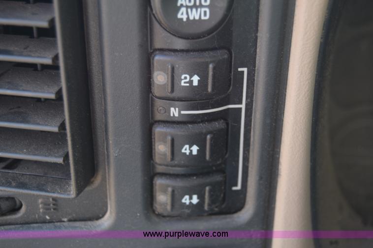 image for item L1009 2003 Chevrolet Suburban 1500 SUV