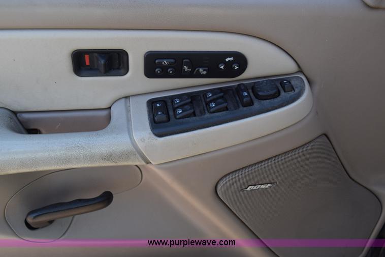 image for item L1009 2003 Chevrolet Suburban 1500 SUV