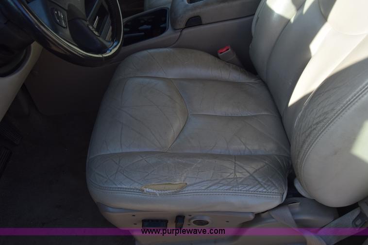 image for item L1009 2003 Chevrolet Suburban 1500 SUV