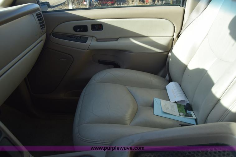 image for item L1009 2003 Chevrolet Suburban 1500 SUV