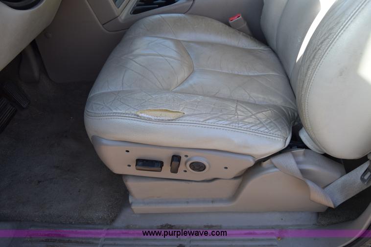 image for item L1009 2003 Chevrolet Suburban 1500 SUV