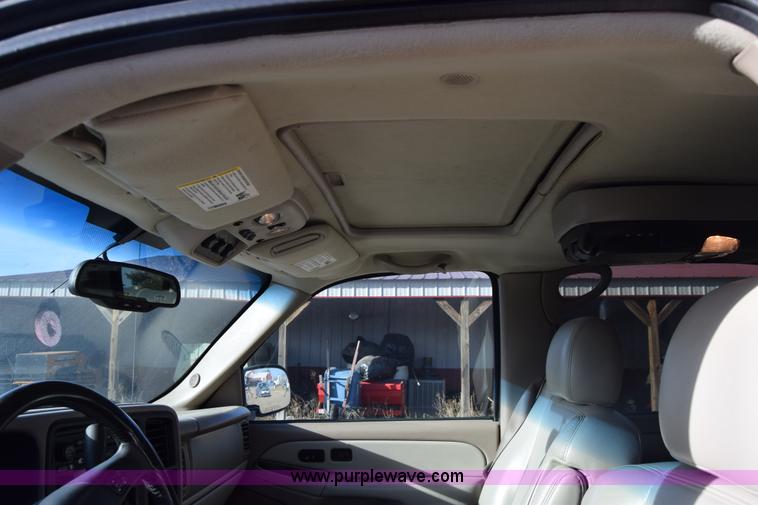 image for item L1009 2003 Chevrolet Suburban 1500 SUV