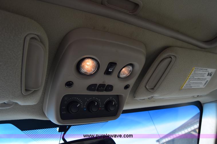 image for item L1009 2003 Chevrolet Suburban 1500 SUV