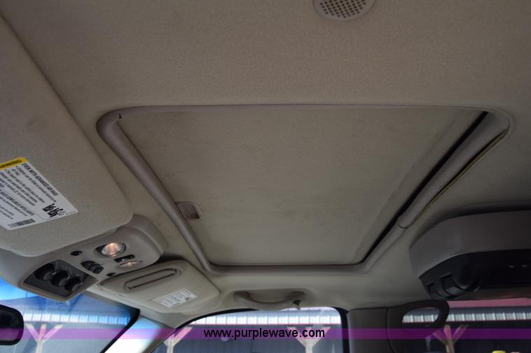 image for item L1009 2003 Chevrolet Suburban 1500 SUV