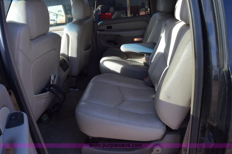 image for item L1009 2003 Chevrolet Suburban 1500 SUV