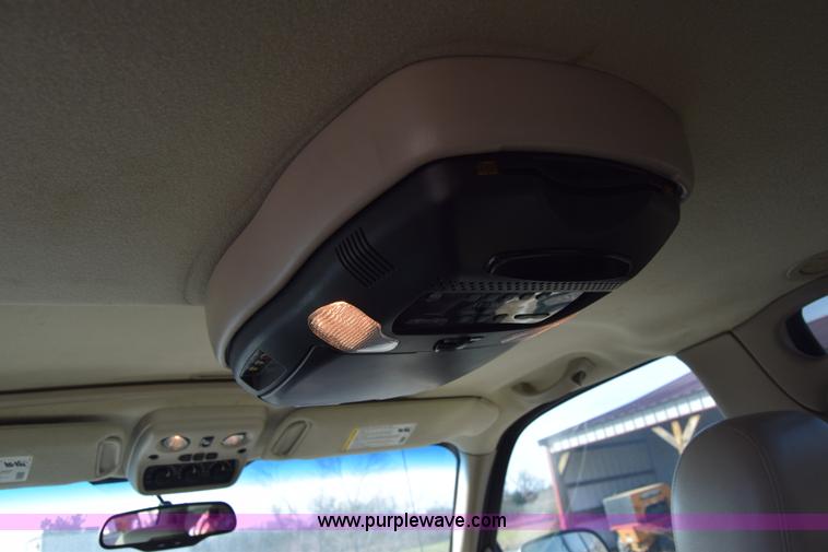 image for item L1009 2003 Chevrolet Suburban 1500 SUV