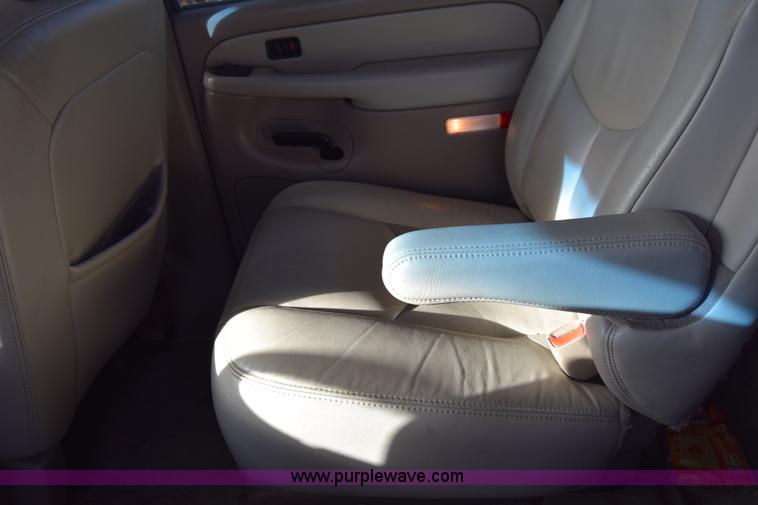 image for item L1009 2003 Chevrolet Suburban 1500 SUV