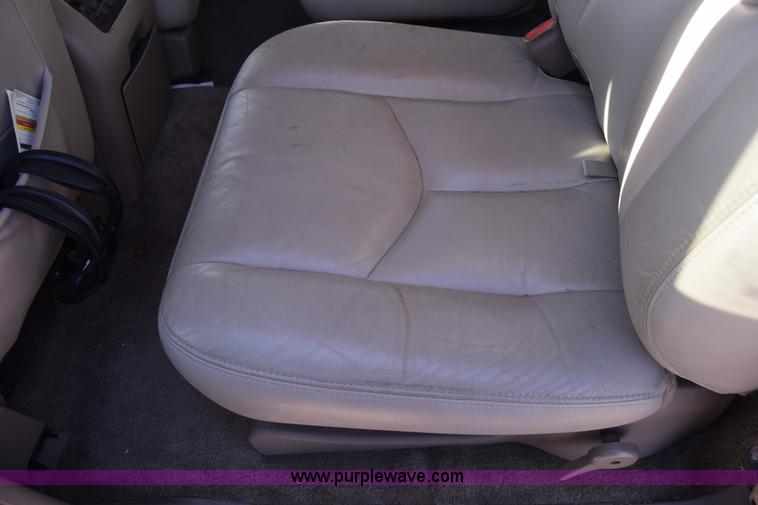 image for item L1009 2003 Chevrolet Suburban 1500 SUV