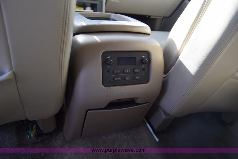 image for item L1009 2003 Chevrolet Suburban 1500 SUV