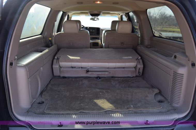 image for item L1009 2003 Chevrolet Suburban 1500 SUV