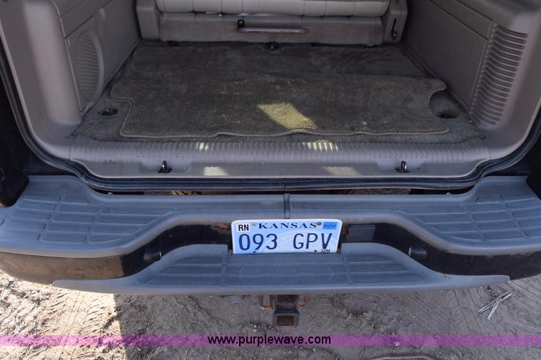image for item L1009 2003 Chevrolet Suburban 1500 SUV