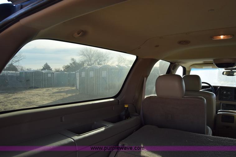 image for item L1009 2003 Chevrolet Suburban 1500 SUV