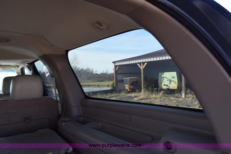 image for item L1009 2003 Chevrolet Suburban 1500 SUV