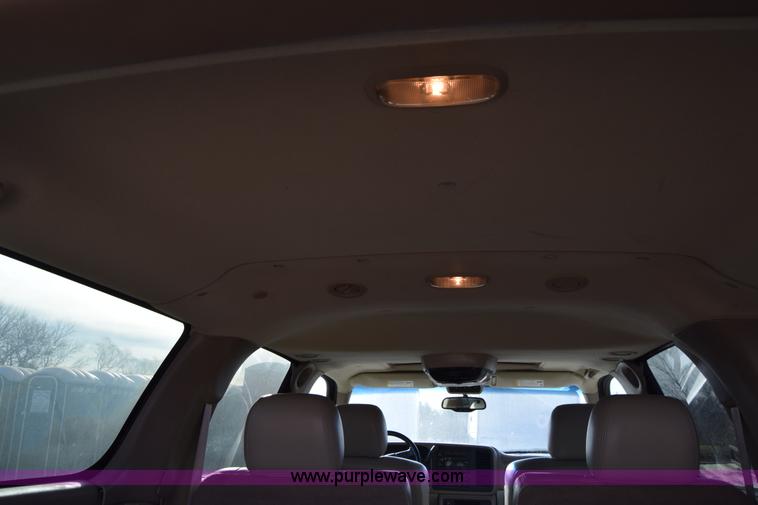 image for item L1009 2003 Chevrolet Suburban 1500 SUV
