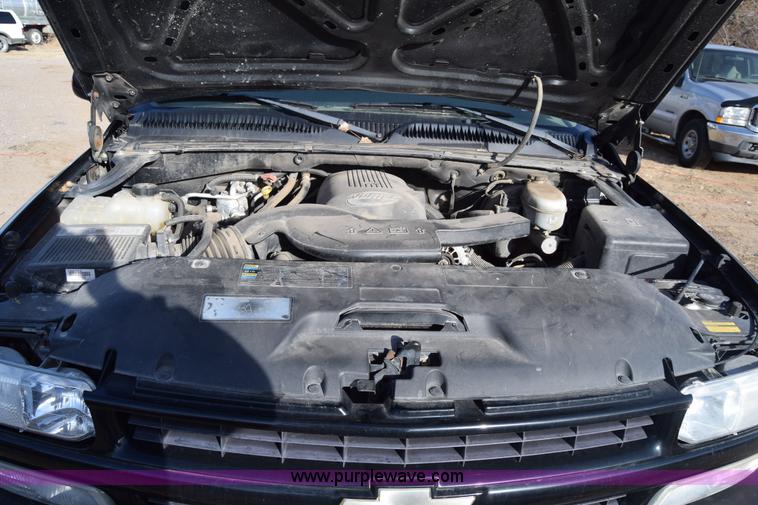 image for item L1009 2003 Chevrolet Suburban 1500 SUV