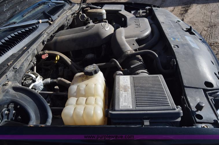 image for item L1009 2003 Chevrolet Suburban 1500 SUV