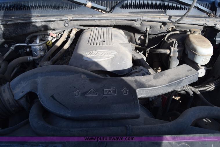 image for item L1009 2003 Chevrolet Suburban 1500 SUV