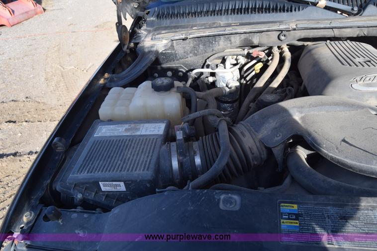 image for item L1009 2003 Chevrolet Suburban 1500 SUV