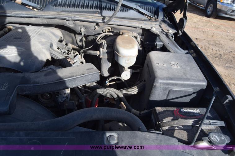 image for item L1009 2003 Chevrolet Suburban 1500 SUV