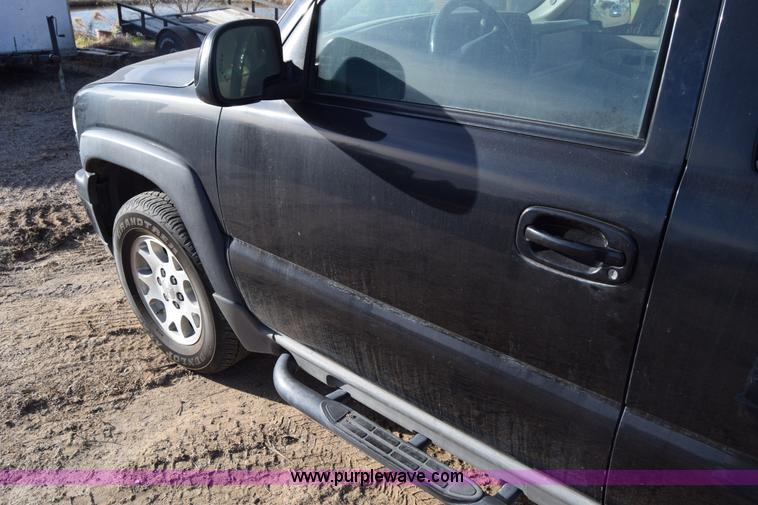 image for item L1009 2003 Chevrolet Suburban 1500 SUV