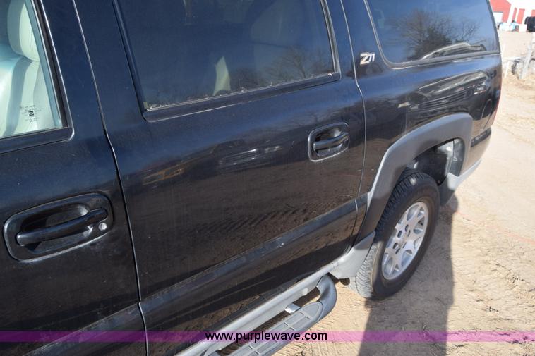 image for item L1009 2003 Chevrolet Suburban 1500 SUV
